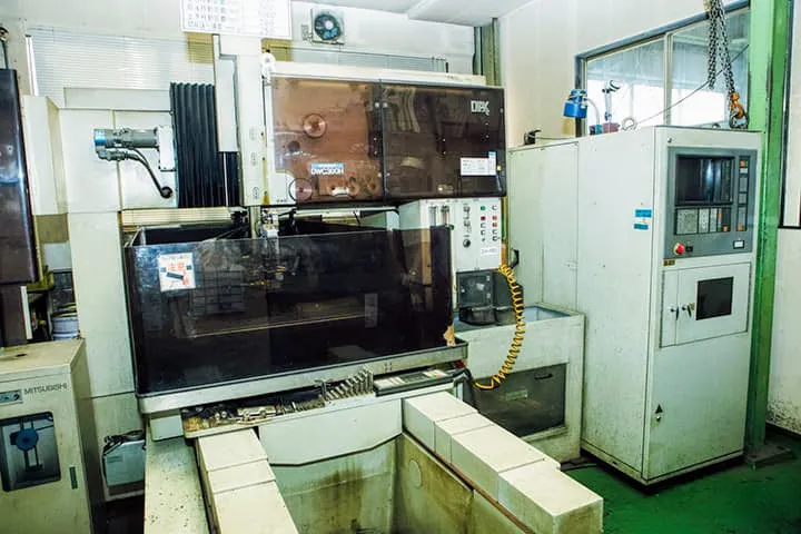 ワイヤーカット放電機